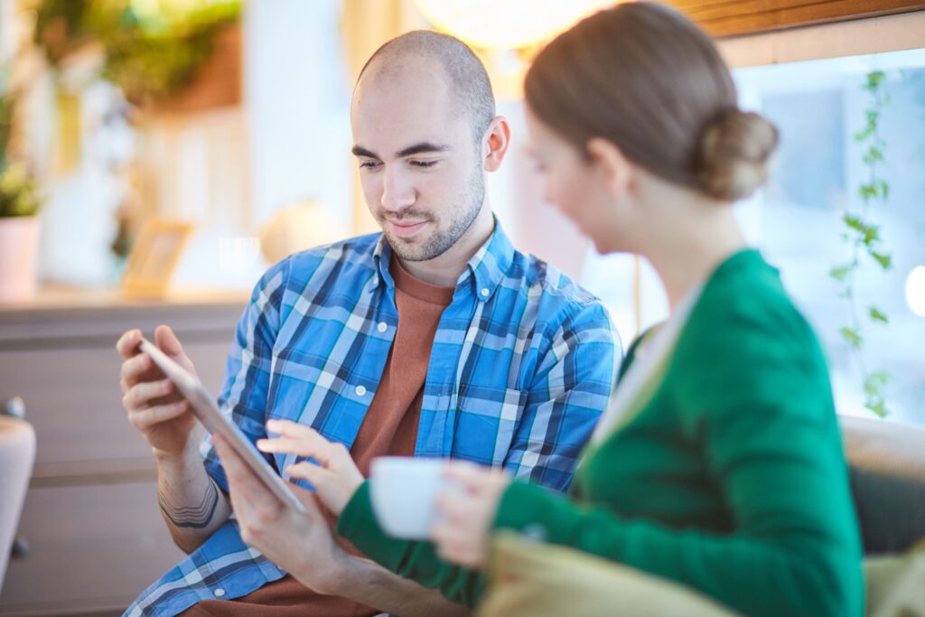 couple choosing metta invitation as their digital wedding invitation